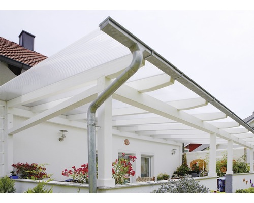 Überdachte Terrasse mit weißer Holzkonstruktion und Regenrinne