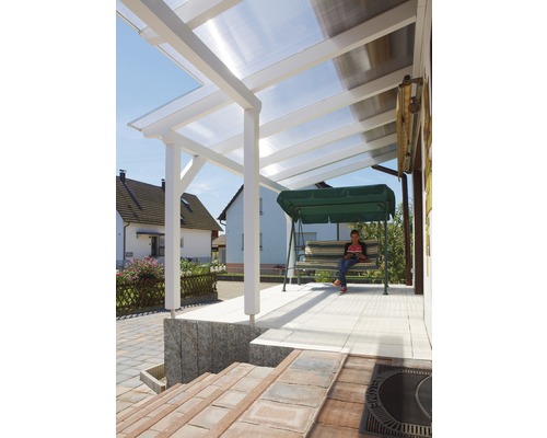 Überdachte Terrasse mit Sitzschaukel und Treppe