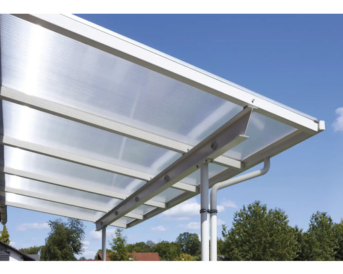 Detailansicht eines Carports mit Polycarbonatplatten und Regenrinne