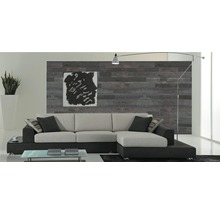 Wohnzimmer mit Sofa, Wandpaneelen und Kunstwerk