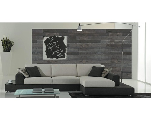 Wohnzimmer mit Sofa, Wandpaneelen und Kunstwerk