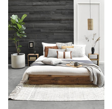 Schlafzimmer mit Doppelbett, Nachttischen, Zimmerpflanze, Pendelleuchte und Teppich
