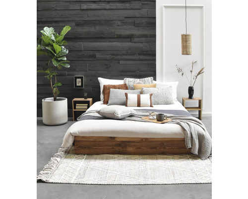 Schlafzimmer mit Doppelbett, Nachttischen, Zimmerpflanze, Pendelleuchte und Teppich