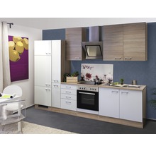 Komplette Küche mit Ober- und Unterschränken sowie Elektrogeräten in einer modernen Wohnung.