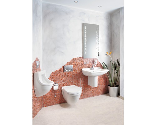 Badezimmer mit Urinal, Toilette, Waschbecken, Spiegel und Pflanze