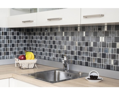 Küchenspüle mit Mosaikfliesen-Wand