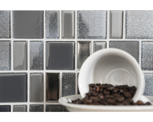 Mosaikfliesen in Grau mit Kaffeetasse und Kaffeebohnen