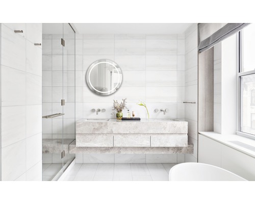 Helles Badezimmer mit Waschtisch aus Stein, runden Spiegeln und begehbarer Dusche