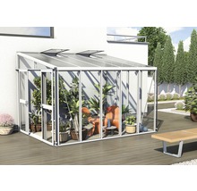 Gewächshaus mit Pflanzen und Sitzgelegenheiten im Garten.