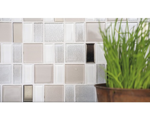 Detailaufnahme einer Wand mit Glasmosaikfliesen und Dekoration