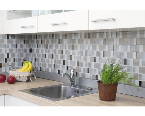 Küchenspüle mit Armatur, Mosaikfliesen und dekorativen Elementen