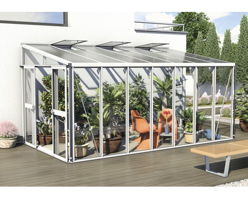 Gewächshaus mit Pflanzen und Gartenmöbeln