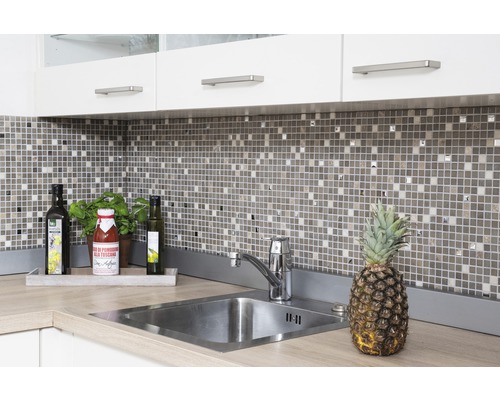 Helle Küche mit Spüle, Mosaikfliesen und Küchenutensilien