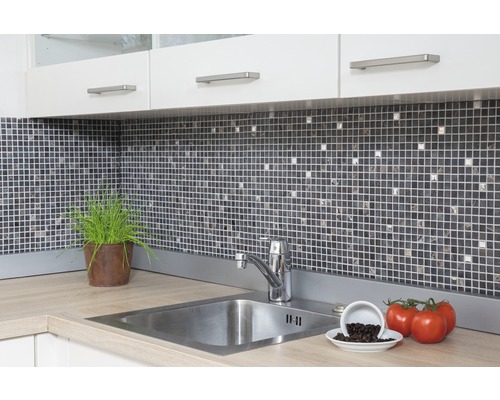 Küchenszene mit Mosaikfliesen, Spüle und Dekorationen auf der Arbeitsfläche