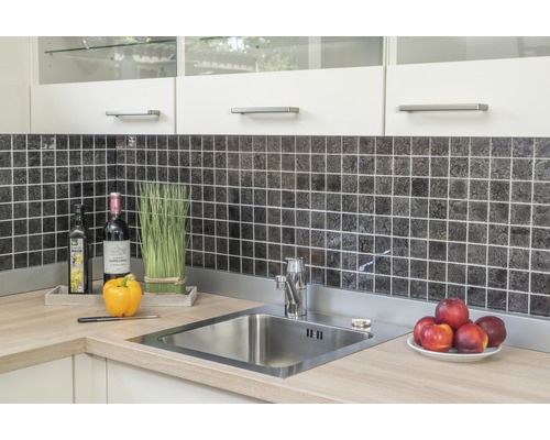 Küchenszene mit Spüle, Armatur, Mosaikfliesen und Dekoration