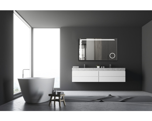 Modernes Badezimmer mit Badewanne, Waschtisch und Spiegel mit Beleuchtung