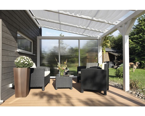 Terrasse mit Gartenmöbeln, Überdachung und Windschutz für den Aussenbereich.