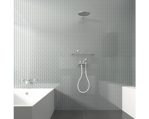 Badezimmer mit Badewanne, Dusche und grauen Fliesen