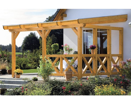 Holzterrasse mit Überdachung und Holzbalkongeländer