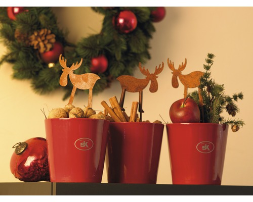 Weihnachtliche Dekoration mit roten Übertöpfen, Elchfiguren, Walnüssen, Zimtstangen und Tannenzweigen