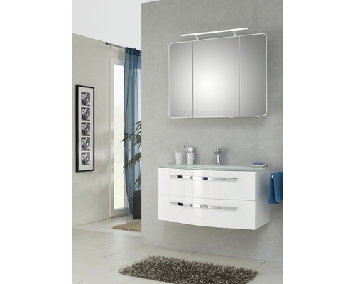 Badezimmer mit Waschbeckenunterschrank, Waschtisch und Spiegelschrank