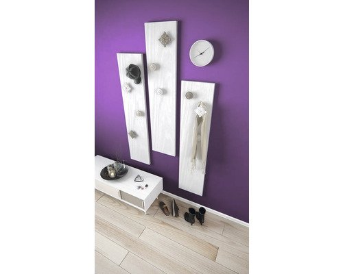 Flur mit Garderobenpaneelen, Wanduhr und Kommode