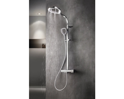 Duschsystem mit Kopf- und Handbrause an einer grauen Wand