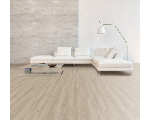 Heller Wohnraum mit Vinylboden in Holzoptik, Sofa, Tisch und Stehlampe