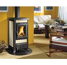 Kaminofen im Wohnzimmer mit brennendem Holz