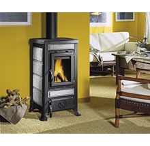 Kaminofen mit brennendem Feuer im Wohnzimmer