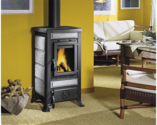 Kaminofen mit brennendem Feuer im Wohnzimmer