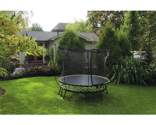 Trampolin mit Sicherheitsnetz im Garten