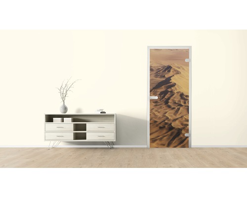 Wohnzimmer mit Kommode und Glastür mit Dünenmotiv