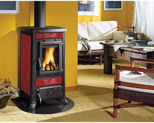 Kaminofen mit brennendem Holz in einem Wohnzimmer