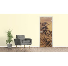 Wohnraum mit Türposter Wüste, Sessel und Pflanze