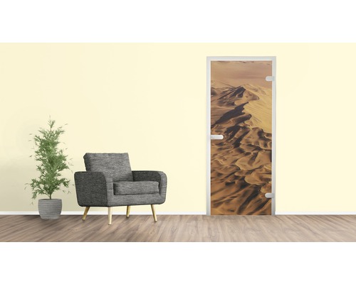 Wohnraum mit Türposter Wüste, Sessel und Pflanze