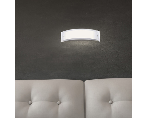 Wandleuchte über einem Kopfteil im Schlafzimmer zur Wohnraumbeleuchtung