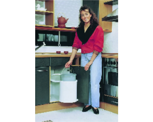 Frau in der Küche mit einem Mülleimer zum Herausziehen