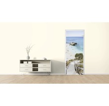 Zimmereinrichtung mit Kommode und Türposter mit Strandmotiv