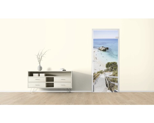 Zimmereinrichtung mit Kommode und Türposter mit Strandmotiv