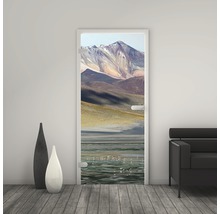 Türposter mit Berglandschaftsmotiv in einem Raum
