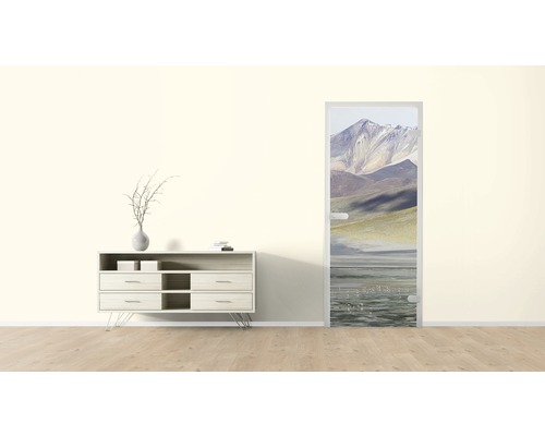 Dekorativer Türdruck mit Berglandschaftsmotiv in einem hellen Raum.