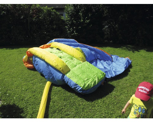 Zusammengelegene Hüpfburg auf Rasenfläche