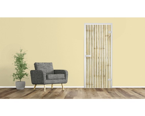 Innenraumszene mit Bambusglastür, Sessel und Topfpflanze
