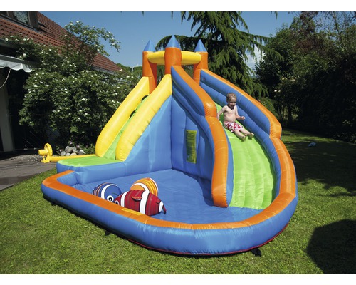Aufblasbare Wasserrutsche mit Kind im Garten