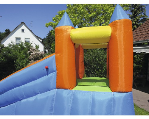 Aufblasbare Hüpfburg mit Rutsche für den Garten.