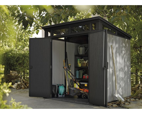 Gartenschrank mit geöffneten Türen, darin Gartengeräte und Regale