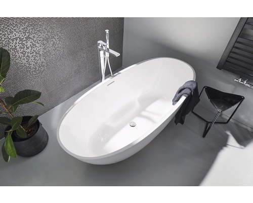 Modernes Badezimmer mit freistehender Badewanne, Armatur und Handtuchhalter