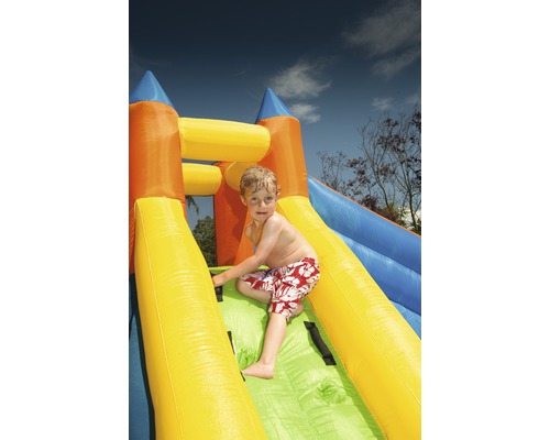 Ein Kind klettert auf eine aufblasbare Wasserrutsche.