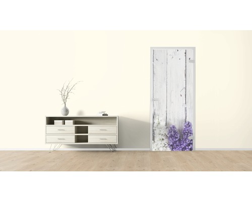 Dekorativer Türaufkleber mit floralem Design in einem hellen Raum.